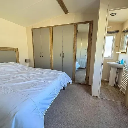 6 Berth Caravan With Decking At Felixstowe Beach Holiday Park Ref 55038Ow Exterior photo