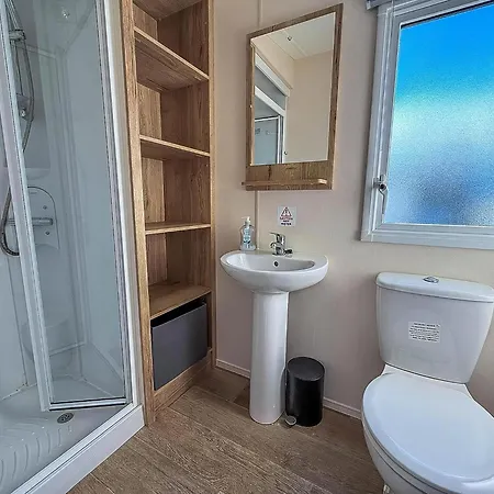 6 Berth Caravan With Decking At Felixstowe Beach Holiday Park Ref 55038Ow Exterior photo