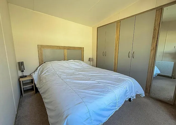 6 Berth Caravan With Decking At Felixstowe Beach Holiday Park Ref 55038Ow