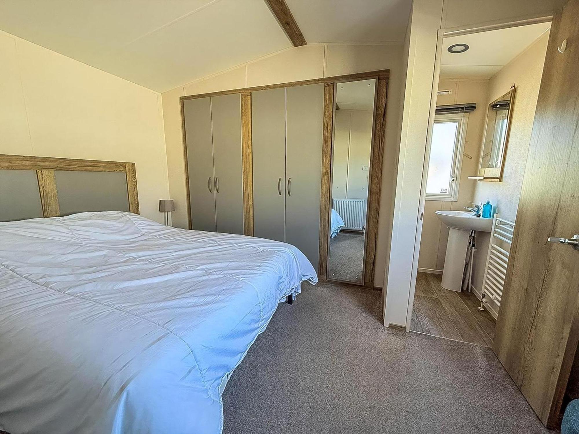 Campsite 6 Berth Caravan With Decking At Ref 55038ow