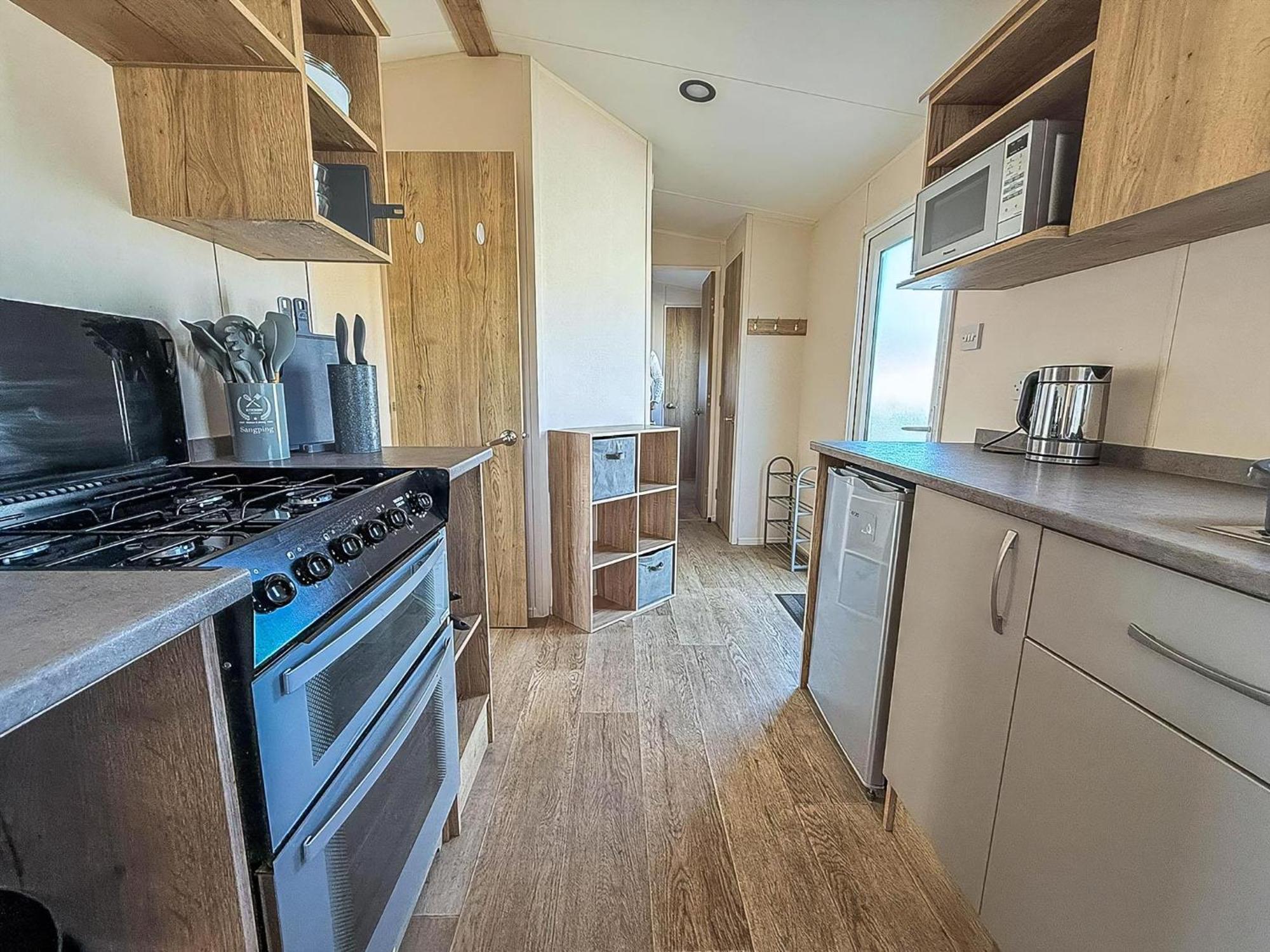 6 Berth Caravan With Decking At Ref 55038ow *