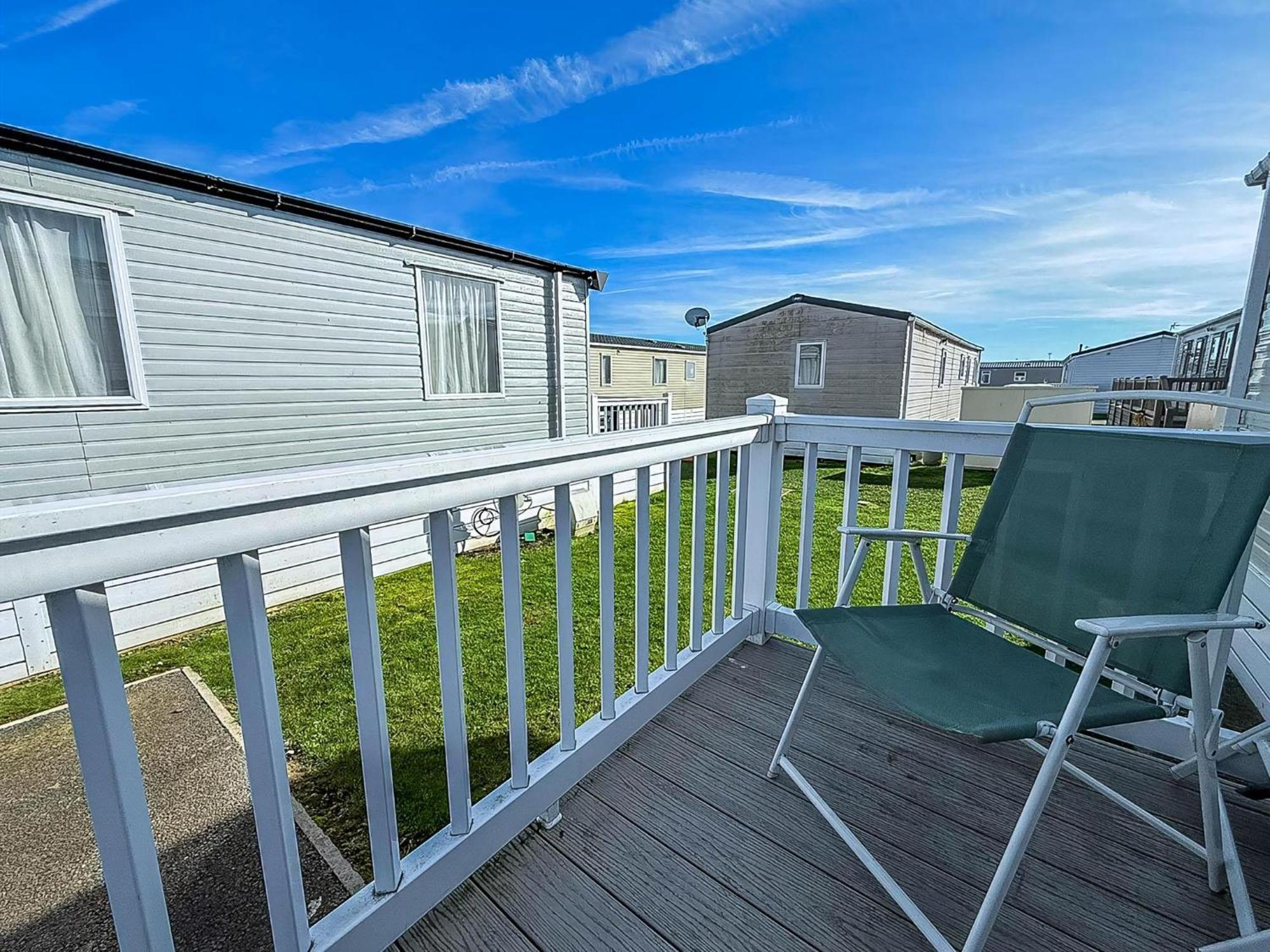 Campsite 6 Berth Caravan With Decking At Ref 55038ow Felixstowe