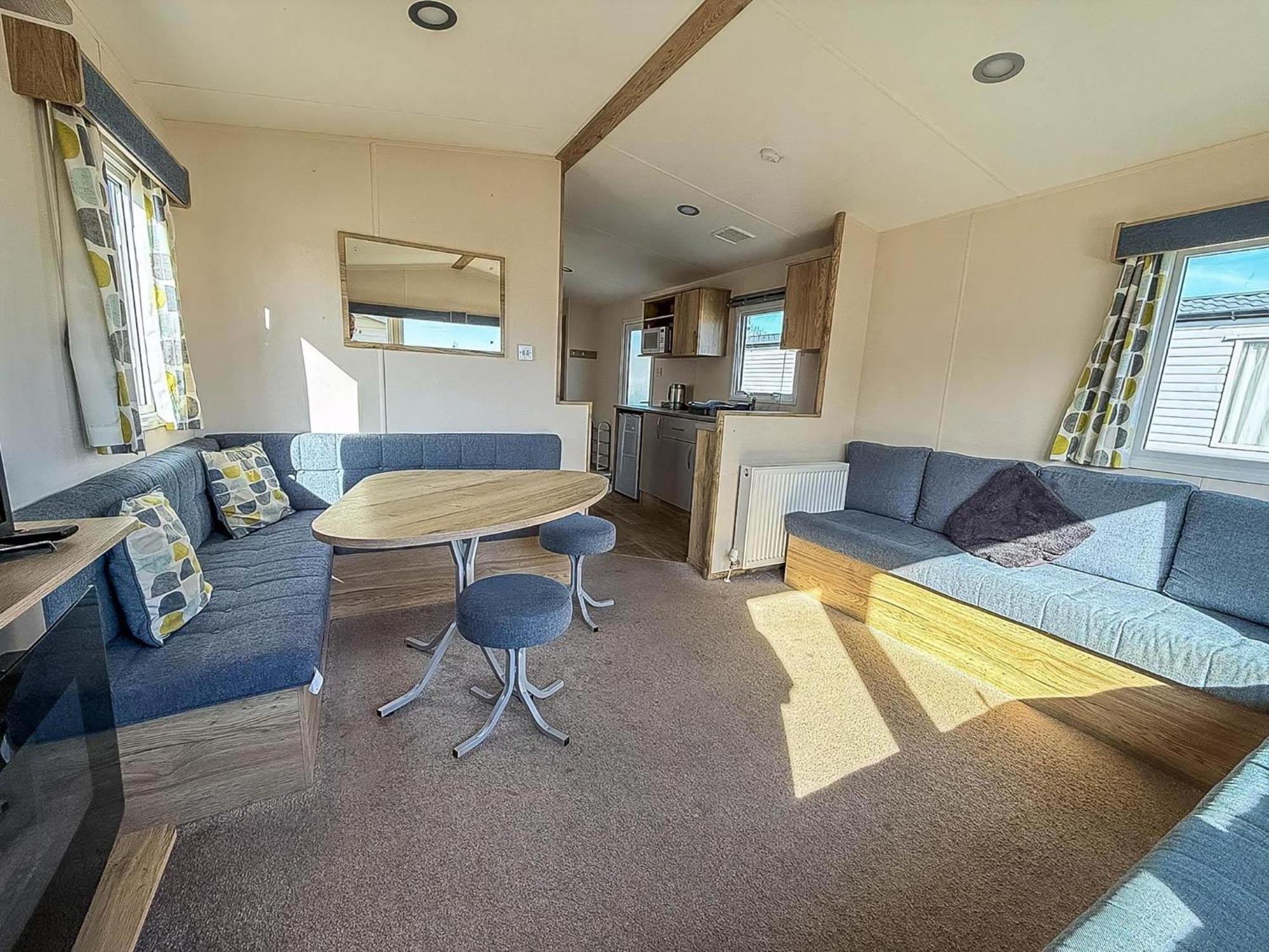 6 Berth Caravan With Decking At Ref 55038ow *
