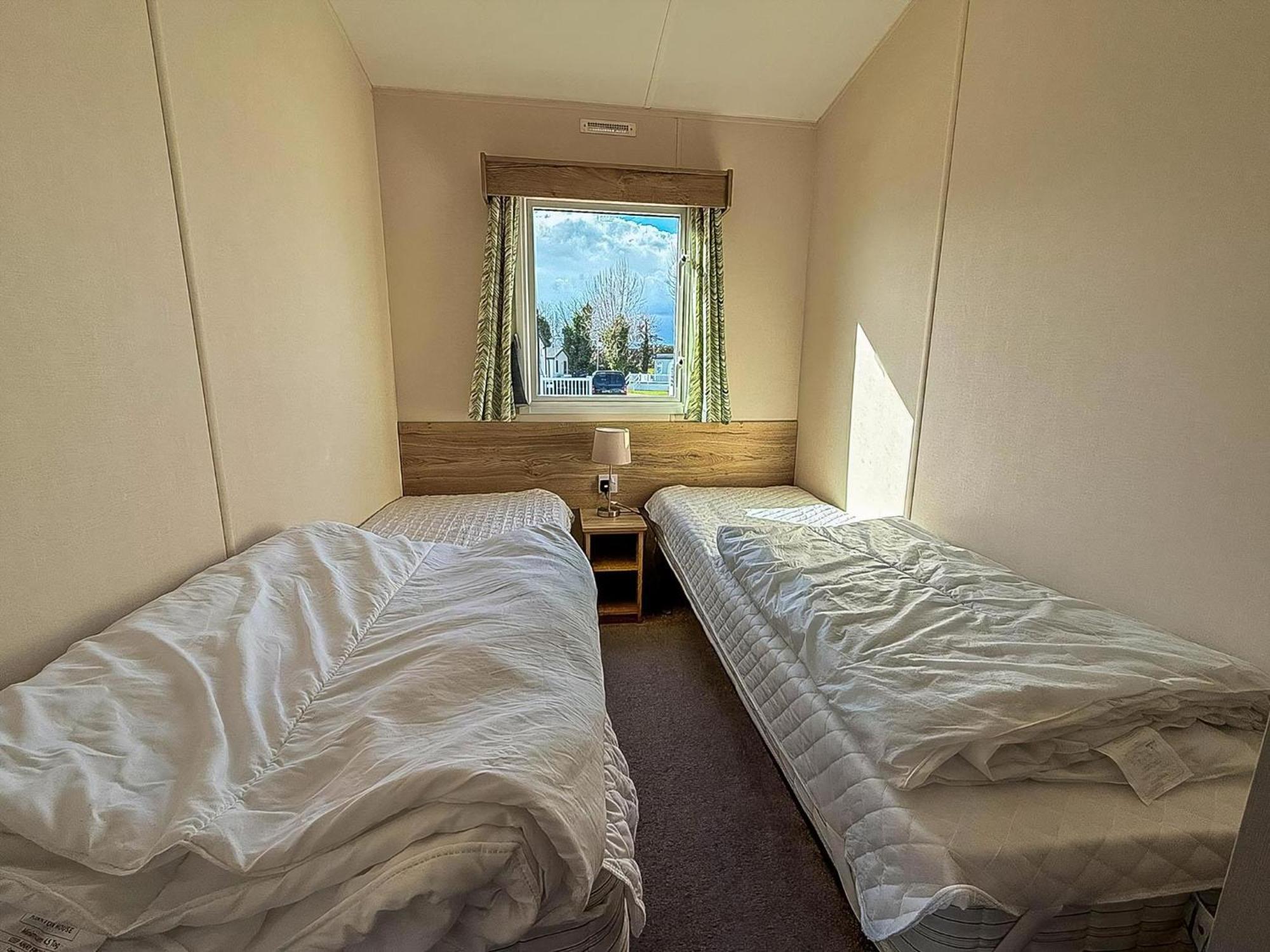 6 Berth Caravan With Decking At Ref 55038ow