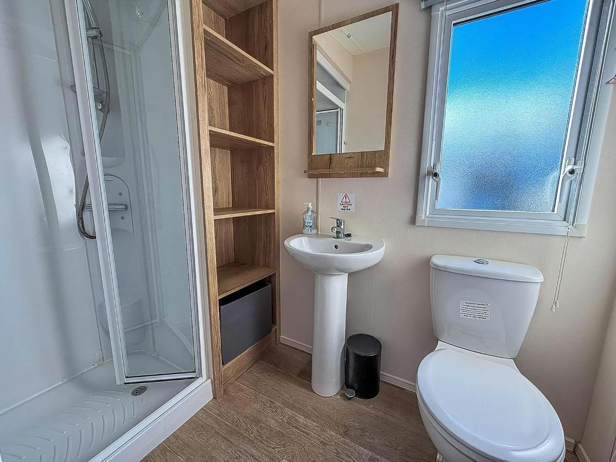 6 Berth Caravan With Decking At Ref 55038ow Campingplatz Felixstowe