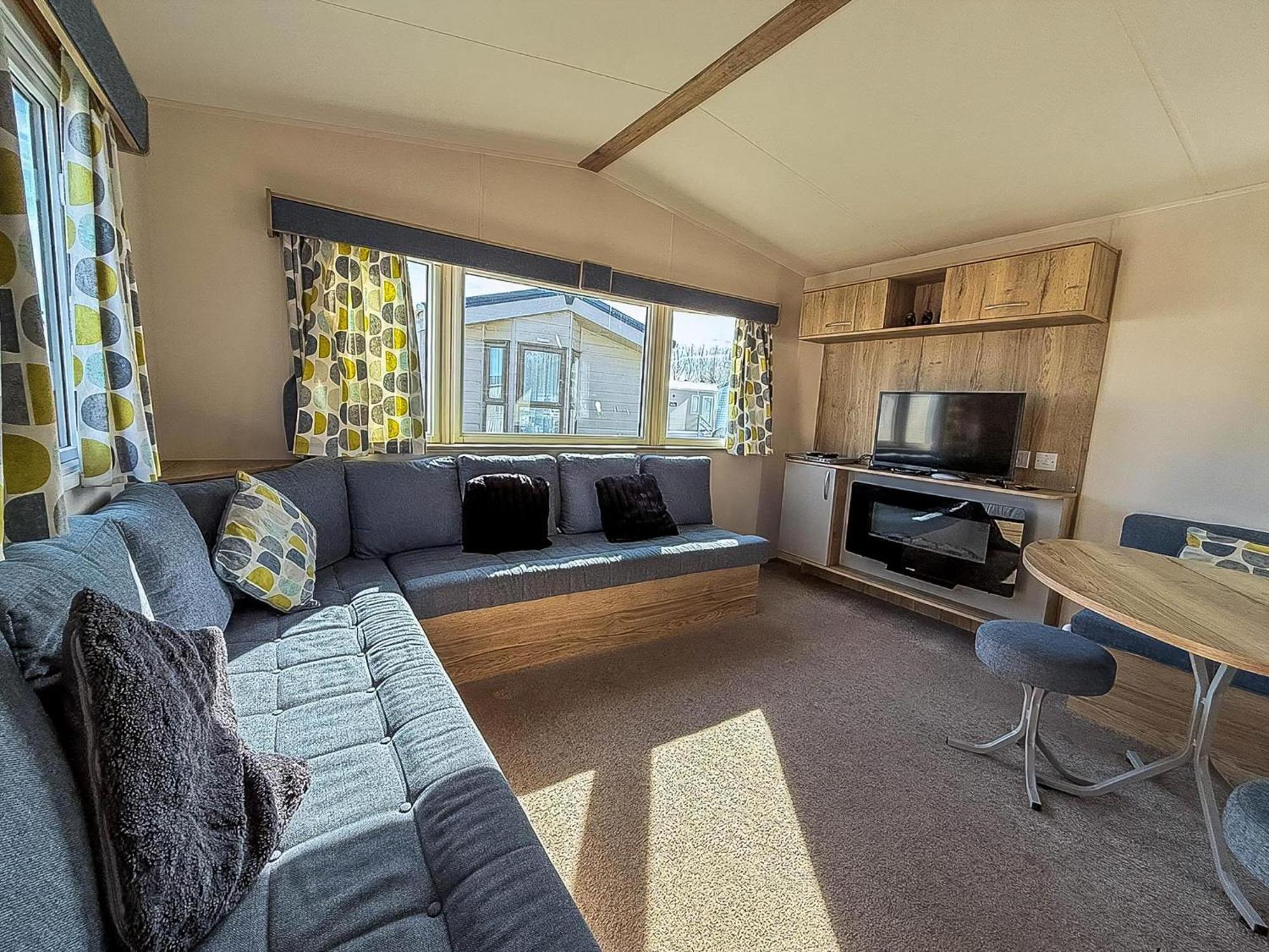 6 Berth Caravan With Decking At Ref 55038ow